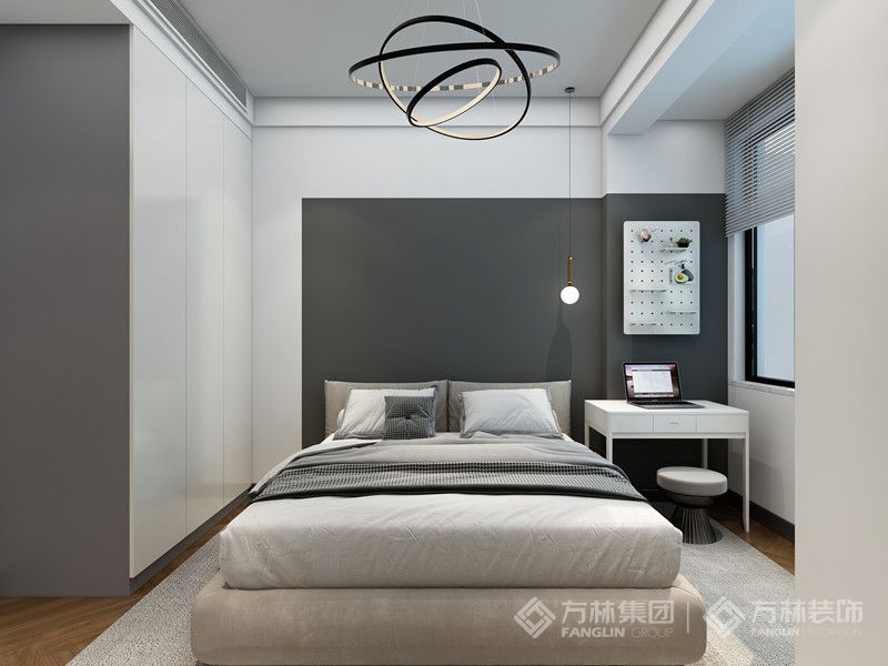卧室床头采用套色的设计，暖白色的家具，诠释着简约的境界。