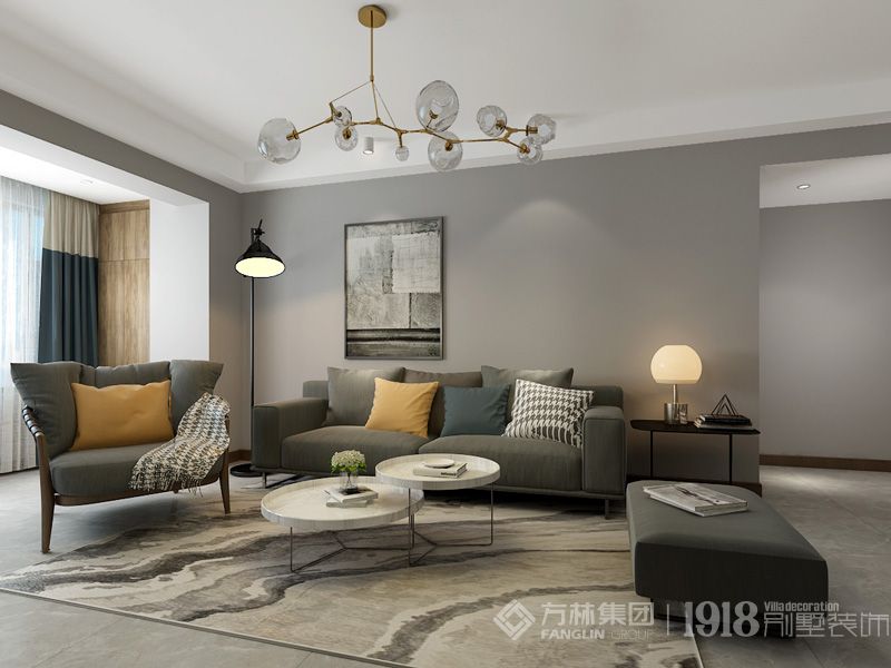 客厅灰色的布艺沙发呼应整个空间的色调，落地窗将窗外的美景和光线照射进屋内，生活的仪式感藏进细节中。