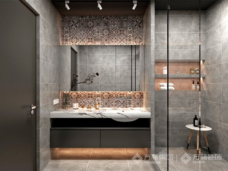 灰色理石纹理瓷砖和定制的浴室柜完美的诠释了简约中的时尚。